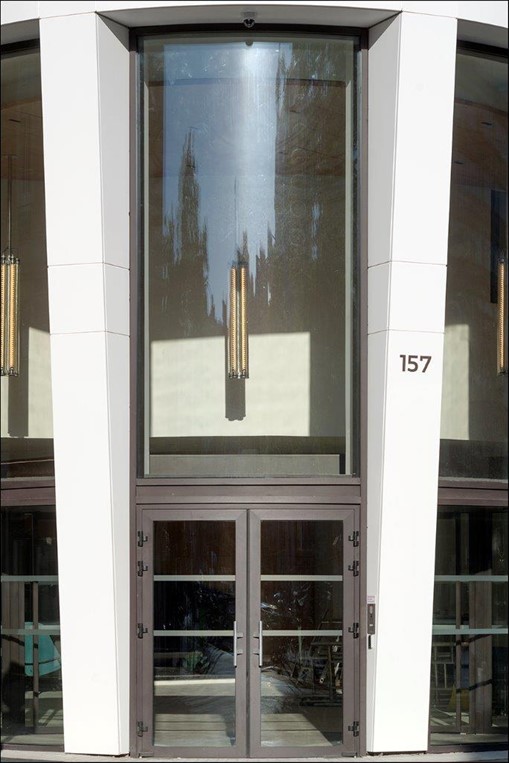 La facciata dell'edificio di uffici di Neuilly (Francia) è stata rivestita con 800 pannelli di Corian<sup>®</sup> Solid Surface nel colore Glacier White
