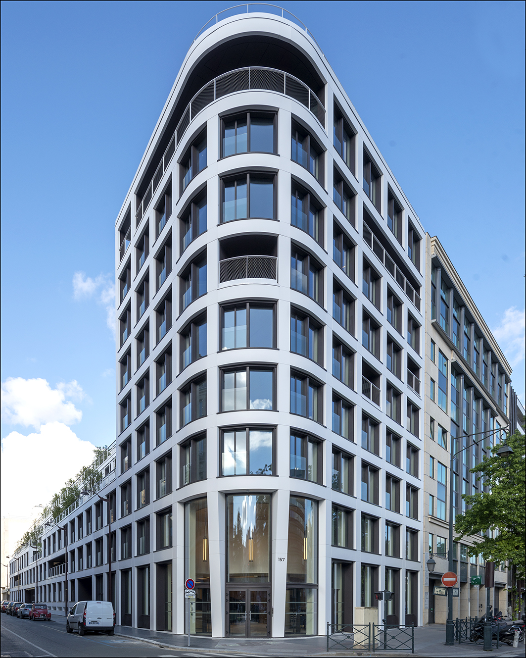 La facciata dell'edificio di uffici di Neuilly (Francia) è stata rivestita con 800 pannelli di Corian<sup>®</sup> Solid Surface nel colore Glacier White